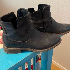 Black short boot